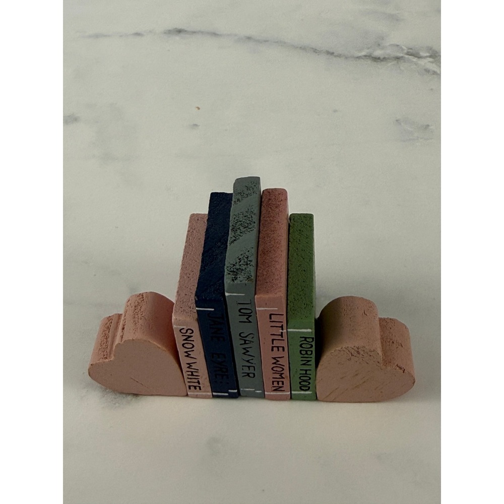 Tiny Wooded Bookshelf Miniature One piece with Heart Book Ends 1:12 scale - Picture 2 of 4